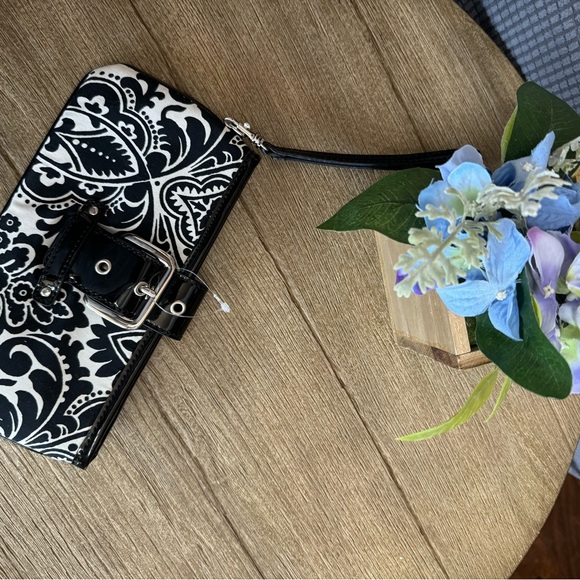 Ann Taylor wristlet - Picture 2 of 4